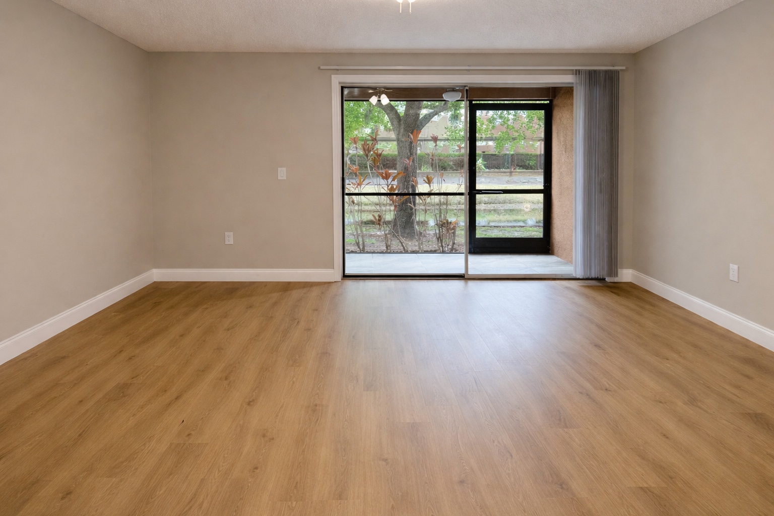 Ground-floor screened patio view